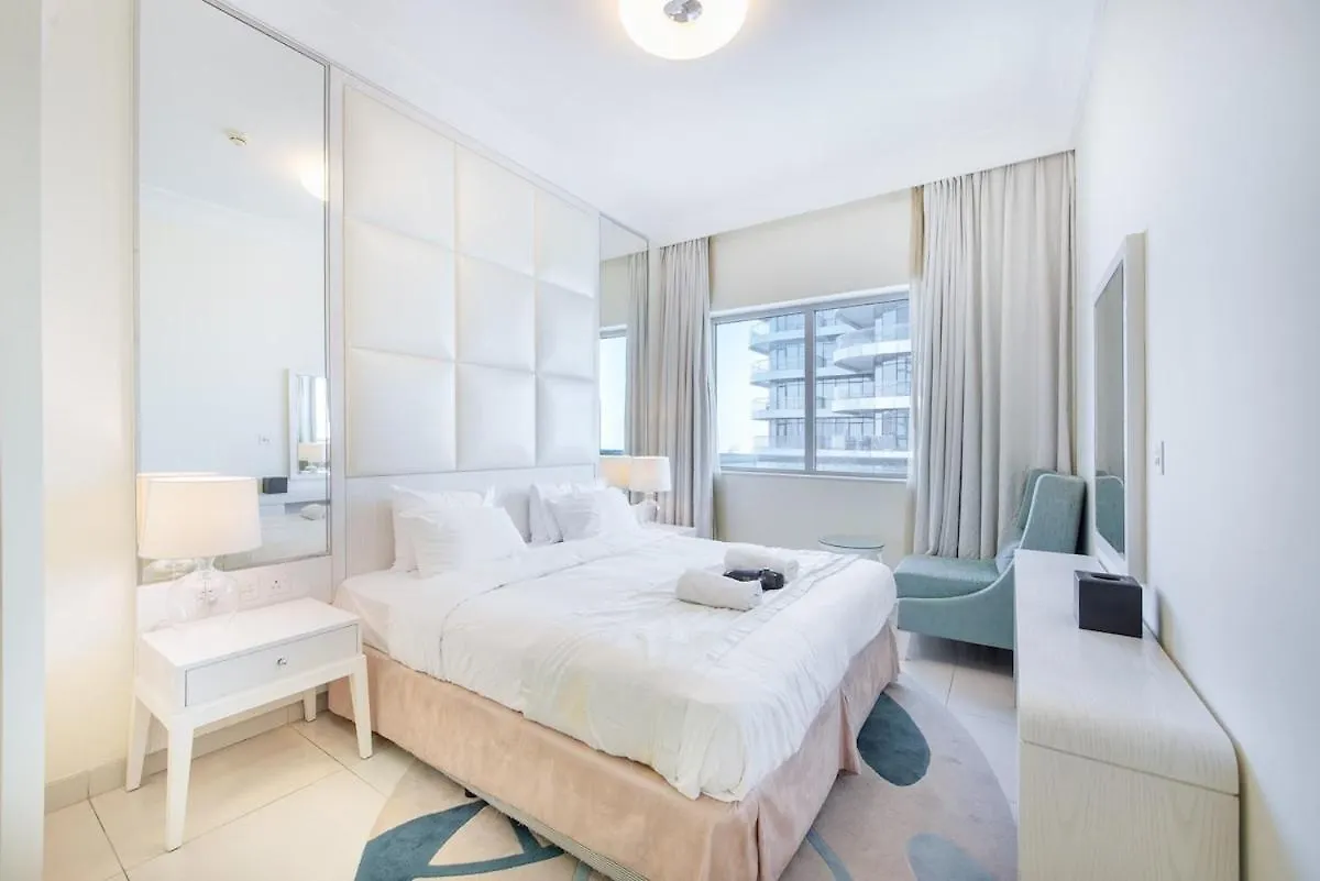 Elegant 1-Bedroom Apartment For 2 At Downtown Dubai With Stunning Canal & Skyline Views