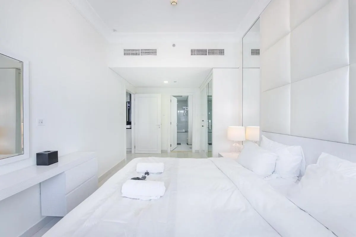Elegant 1-Bedroom Apartment For 2 At Downtown Dubai With Stunning Canal & Skyline Views
