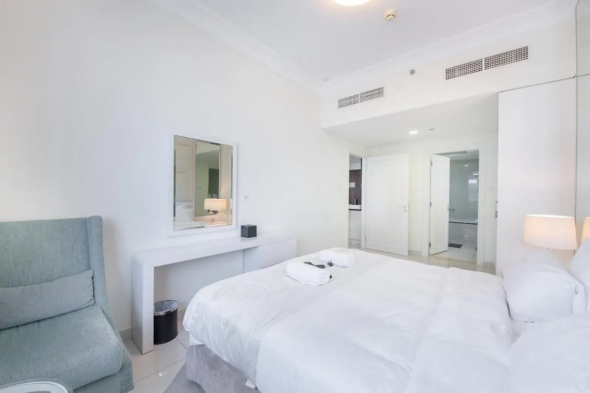 Elegant 1-Bedroom Apartment For 2 At Downtown Dubai With Stunning Canal & Skyline Views 0*,